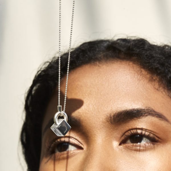 Collar Escena